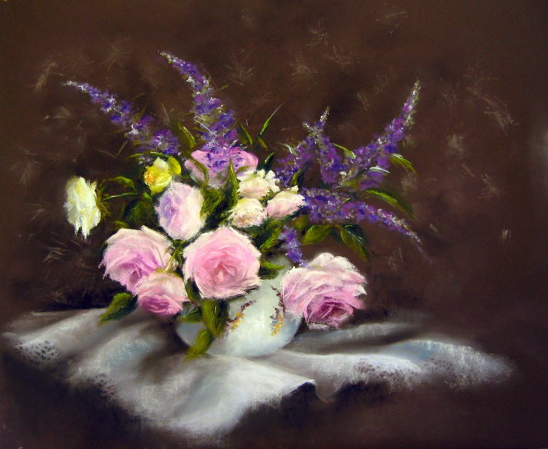 Bouquet de roses et fleurs violettes sur nappe de dentelle — pastel